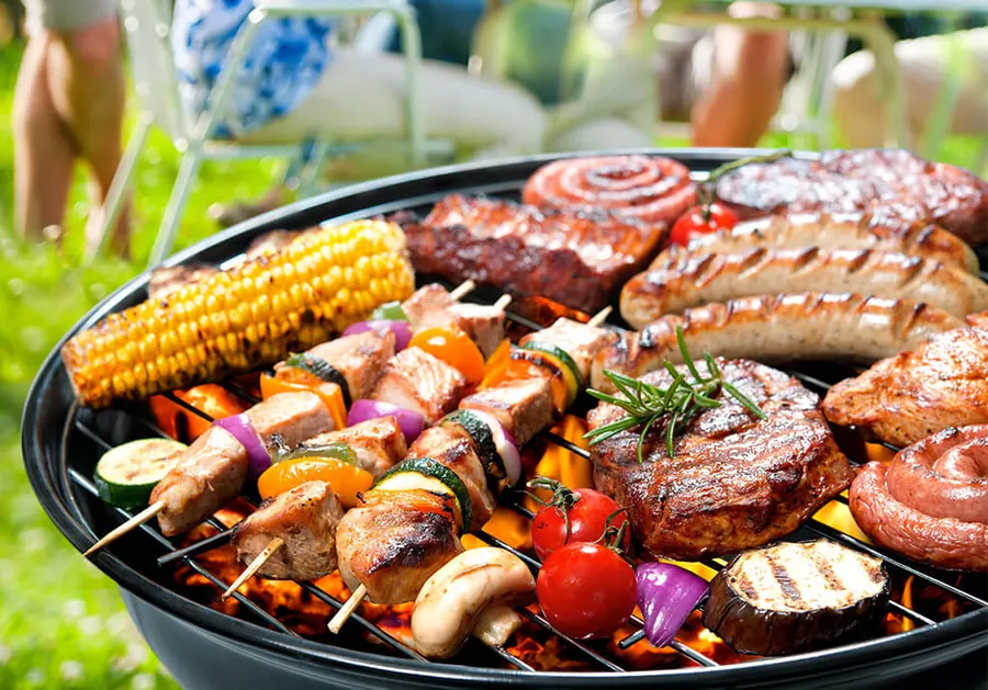 Barbecue met saté, worst en vlees