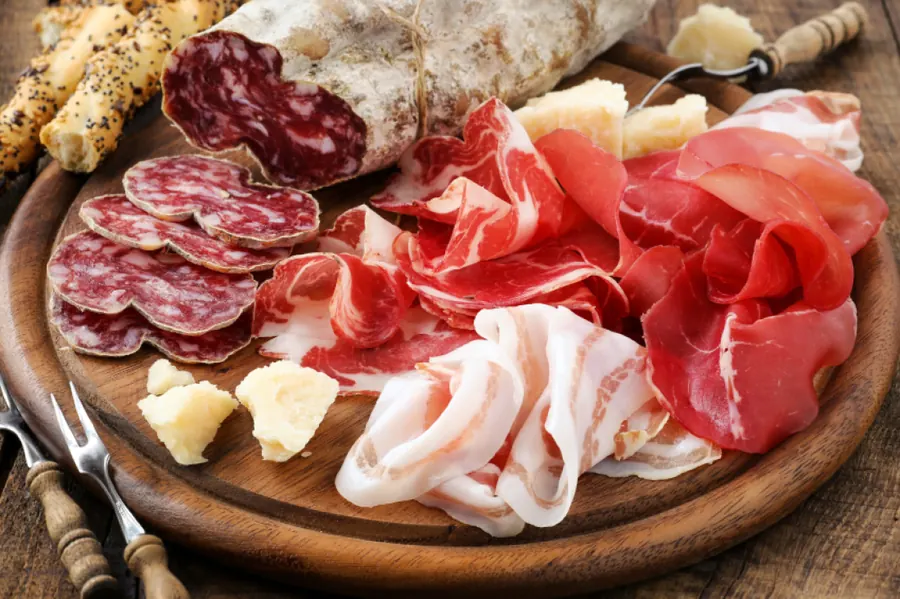 Plank met salami, ham en spek