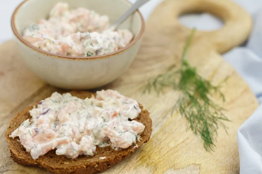 Vissalade in een kommetje en op brood
