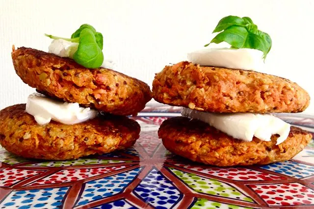 Veggieburgers met mozzarella en basilicum