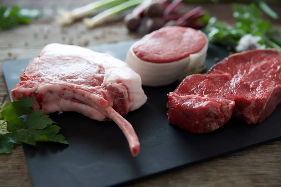 Rauwe côte à l’os en biefstuk op een leisteen